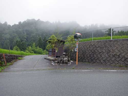 祠型道祖神とゴミステーション