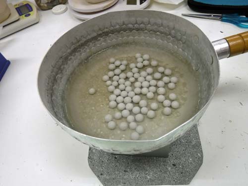 アロマセラミックボールを煮沸洗浄します。