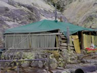 玉川温泉の岩盤浴場、３張りのテントが並んでいます。