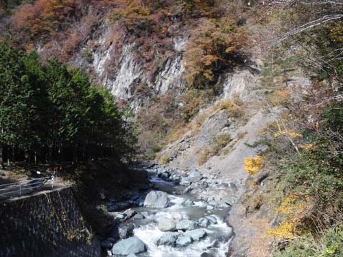 糸魚川-静岡構造線の逆断層の遠景