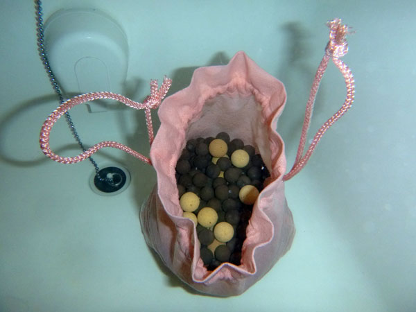 温浴用不織布を使用例　中にセラミックボール2種類入っています。
