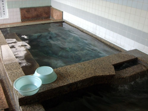 郷緑温泉の自噴泉　浴槽