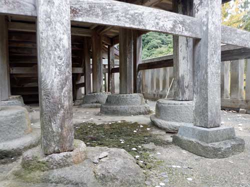 白兎神社　礎盤と菊座石