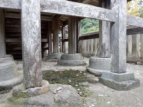 白兎神社 礎盤と菊座石