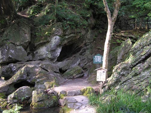 石山寺のくぐり岩