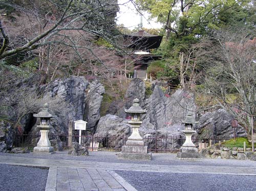 石山寺　天然記念物　硅灰石(けいかいせき)