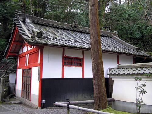 石山寺　大湯屋の建物の横