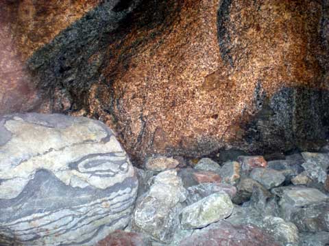 北白川ラジウム温泉の１階にあるラジウム鉱石(花崗岩)です。　浴槽は２階にあります。