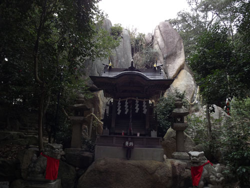 越木岩神社(こしきいわじんじゃ)の本殿の左側の参道を登ると正面にある岩社