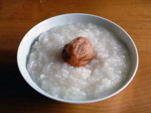 温泉粥に梅干し 日の丸温泉粥