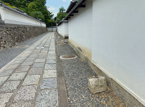 京都市右京区の妙心寺内にあるイケズ石 その2
