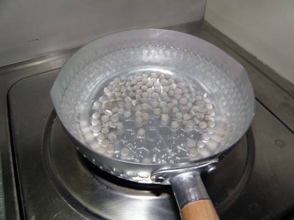 セラミックボールや鉱石の実際の沸騰洗浄の様子