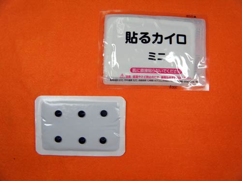 ラジウムセラミックチップRa-ＢとラジウムセラミックチップRa-Ｅを使い捨てカイロに貼って使用します。