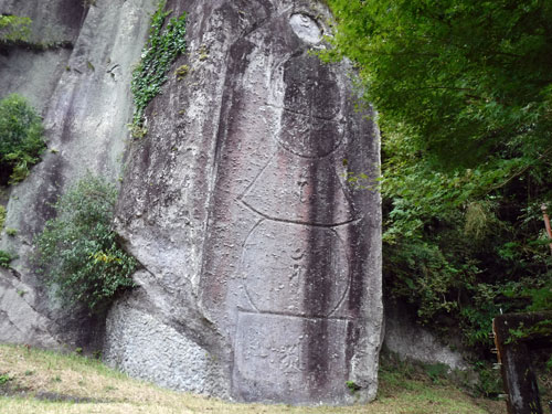 清水磨崖仏(きよみずまがいぶつ)の大きな五輪塔