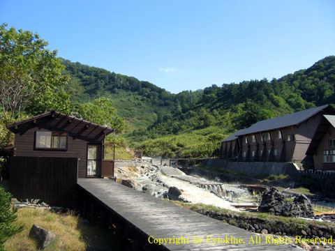 玉川温泉の宿泊棟と湯の川