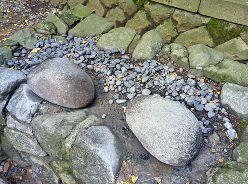弥彦神社 重軽石 拡大写真