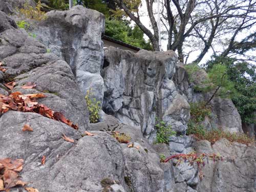 吉岡温泉　秋葉公園入口　人工岩