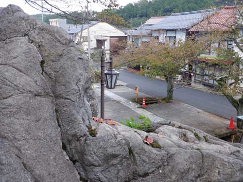 眼下の吉岡温泉街を望む