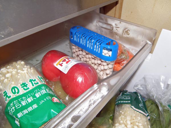 ゼオライトセラミックボールを冷蔵庫に入れて食物の臭いを吸着する。